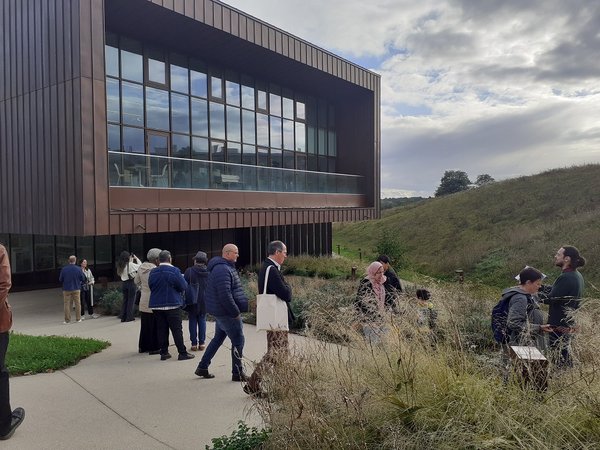 Visite du Cube Garges avec l’agence archi5 lors des JNA 2023